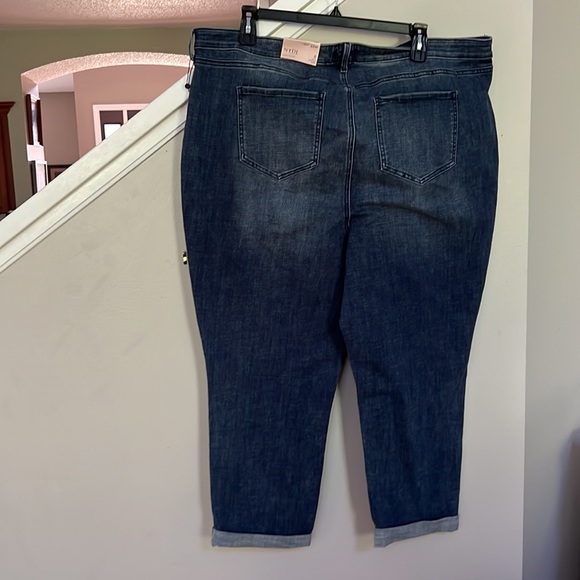 NYDJ Margot Girlfriend Jeans In Plus Size
With Roll Cuffs. - Picture 4 of 11